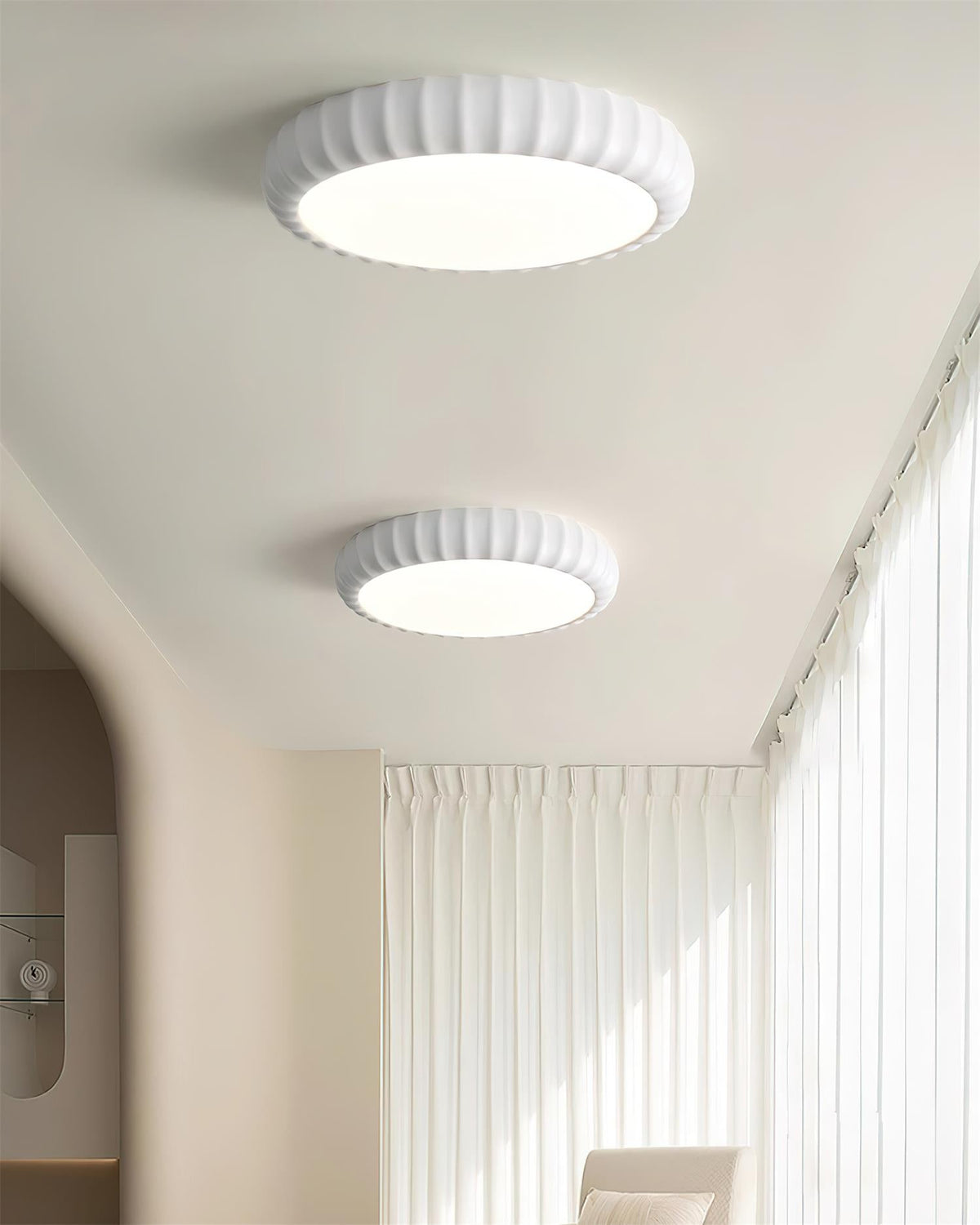 Moderne vlakke plafondlamp van hars in zachte groene kleur met minimalistisch ontwerp