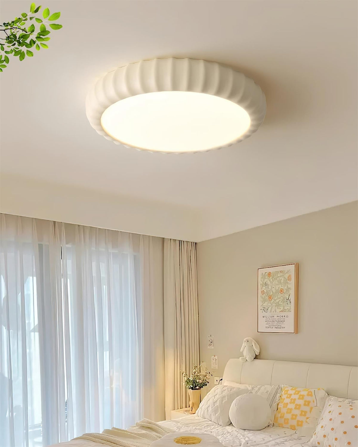 Moderne vlakke plafondlamp van hars in zachte groene kleur met minimalistisch ontwerp