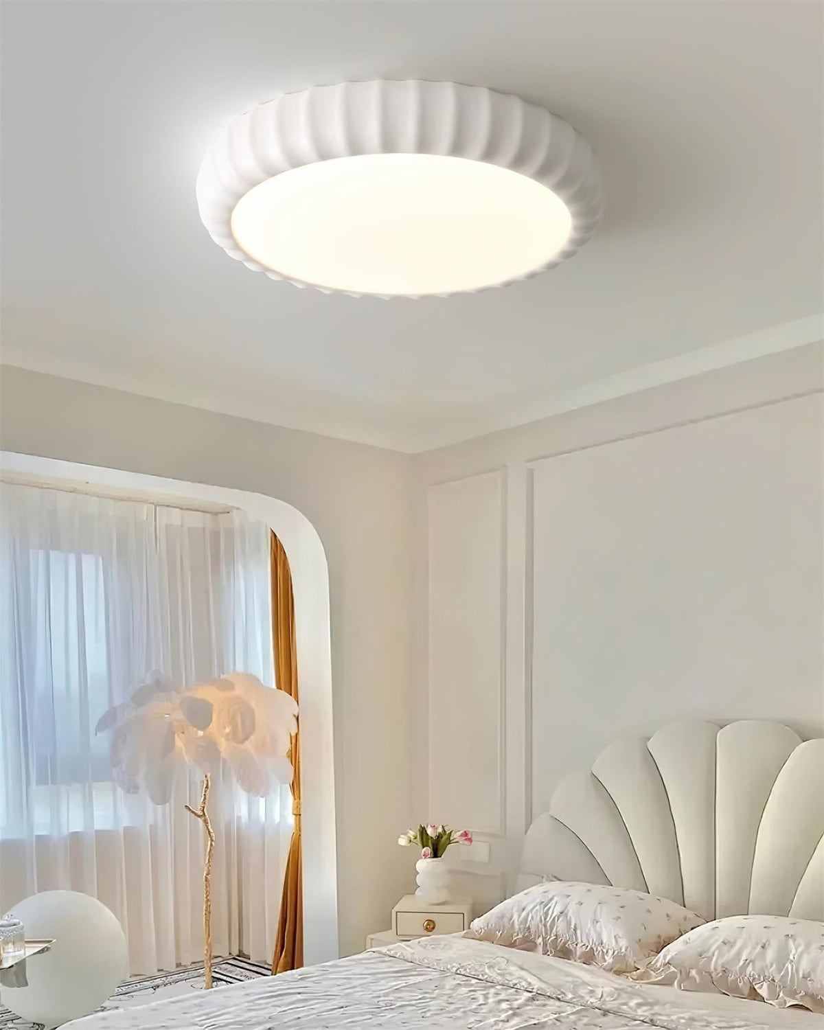 Moderne vlakke plafondlamp van hars in zachte groene kleur met minimalistisch ontwerp