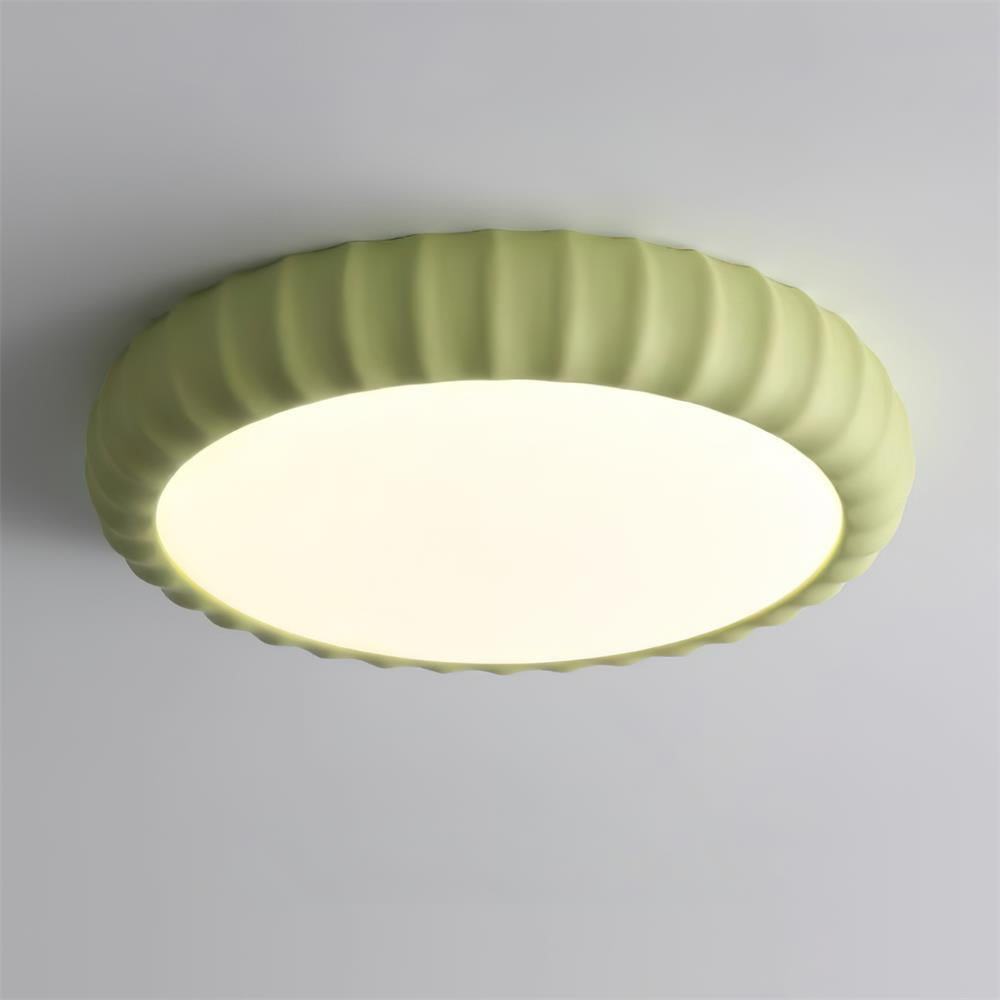 Moderne vlakke plafondlamp van hars in zachte groene kleur met minimalistisch ontwerp