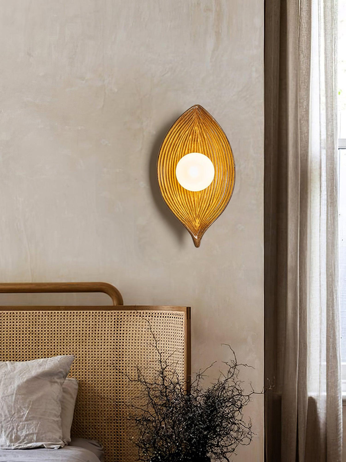 Lirixa wandlamp met bladmotief in hars en metaal