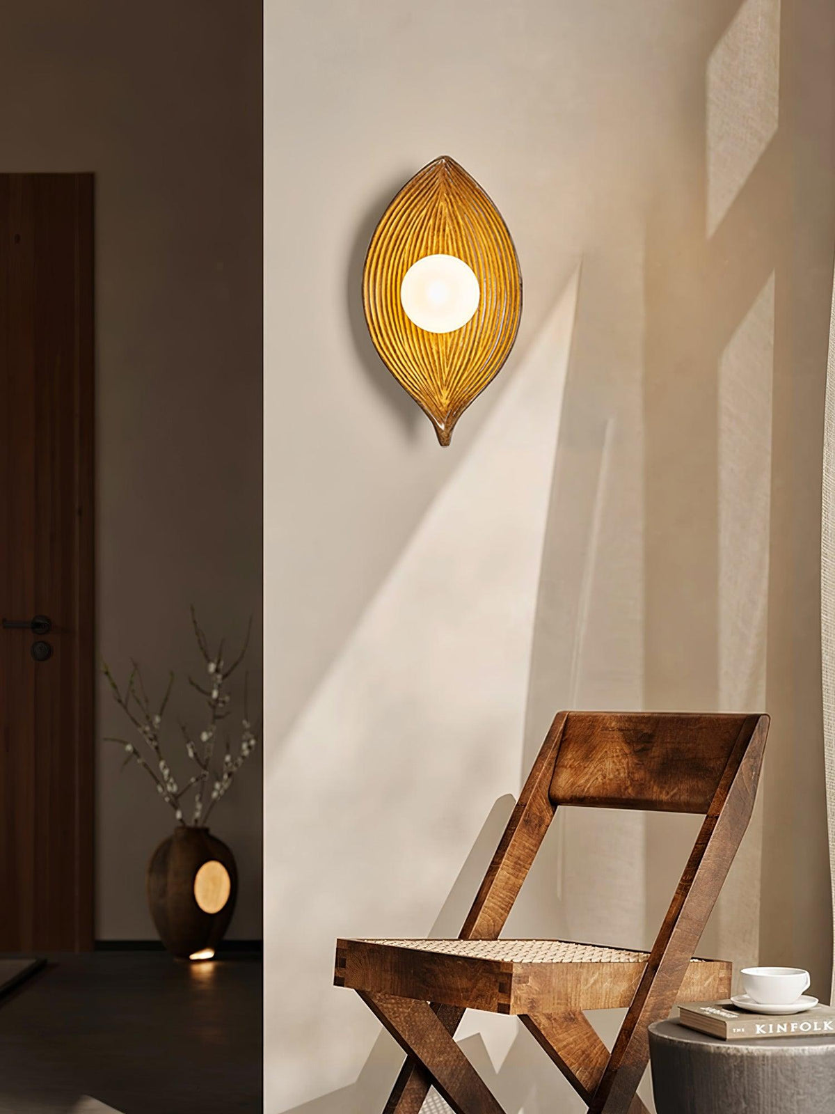 Lirixa wandlamp met bladmotief in hars en metaal