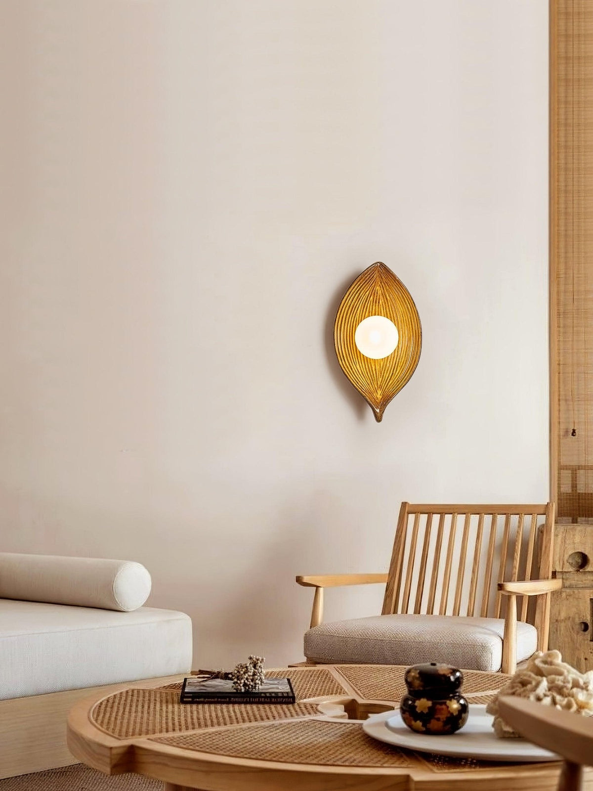 Lirixa wandlamp met bladmotief in hars en metaal