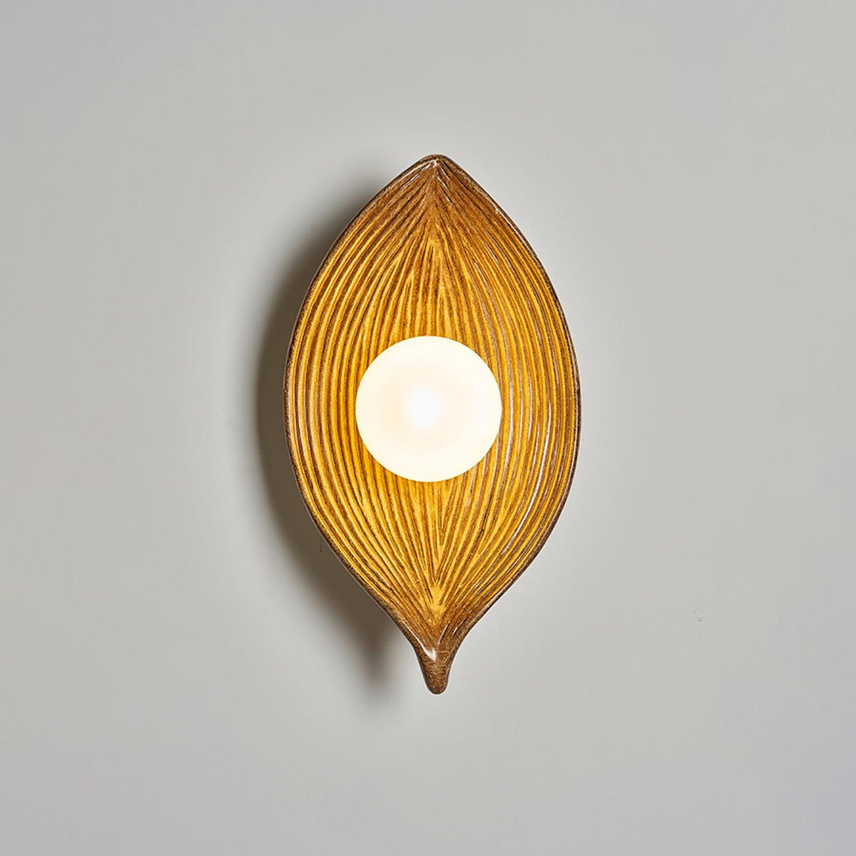 Lirixa wandlamp met bladmotief in hars en metaal