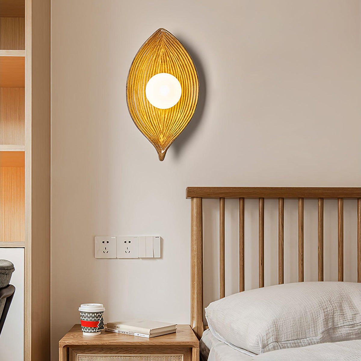 Lirixa wandlamp met bladmotief in hars en metaal