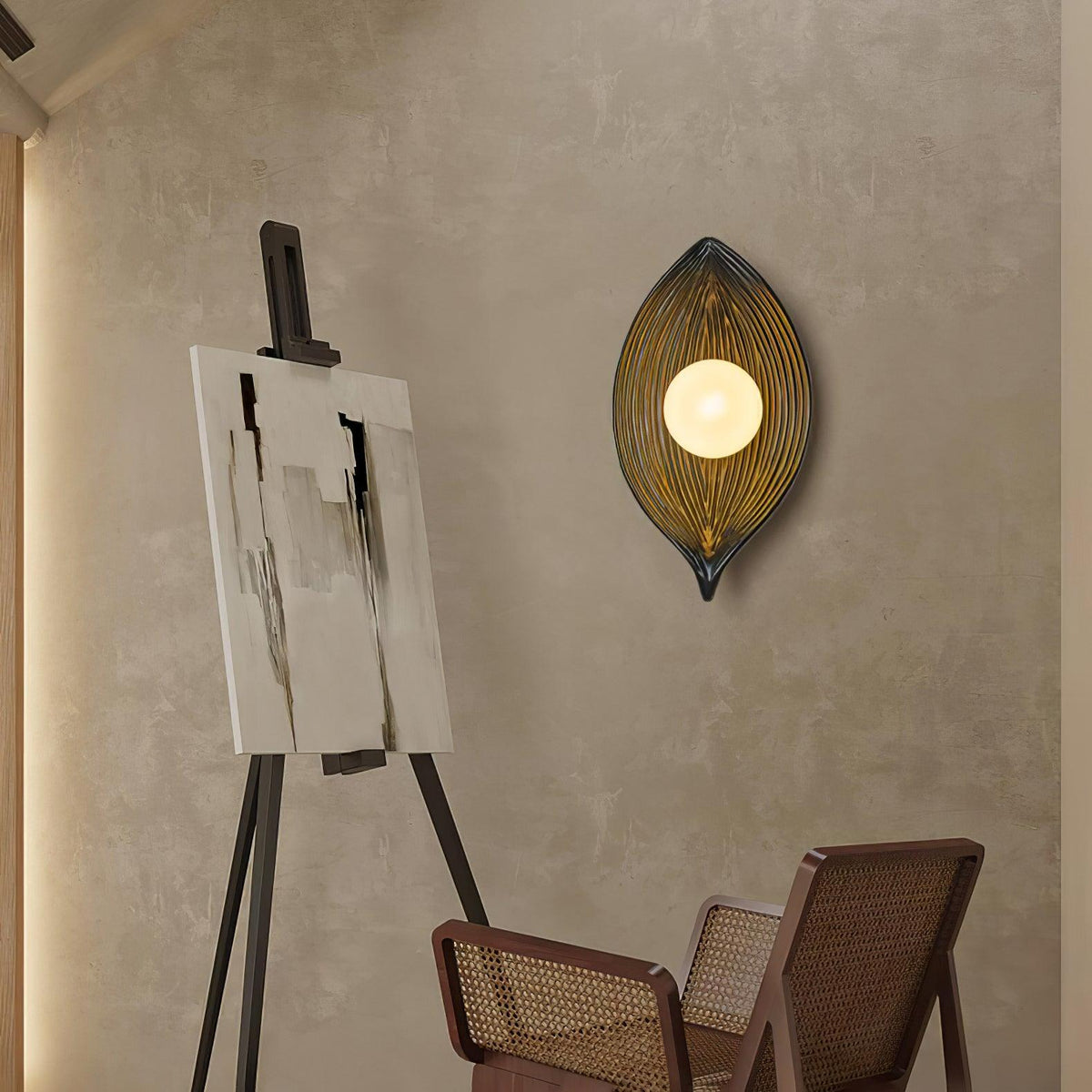 Lirixa wandlamp met bladmotief in hars en metaal