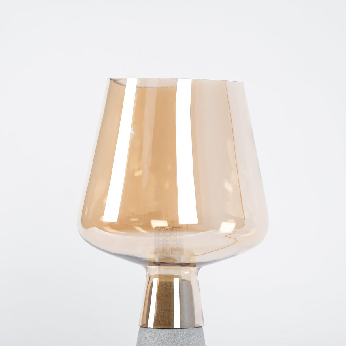 Elairella minimalistische tafellamp van cement