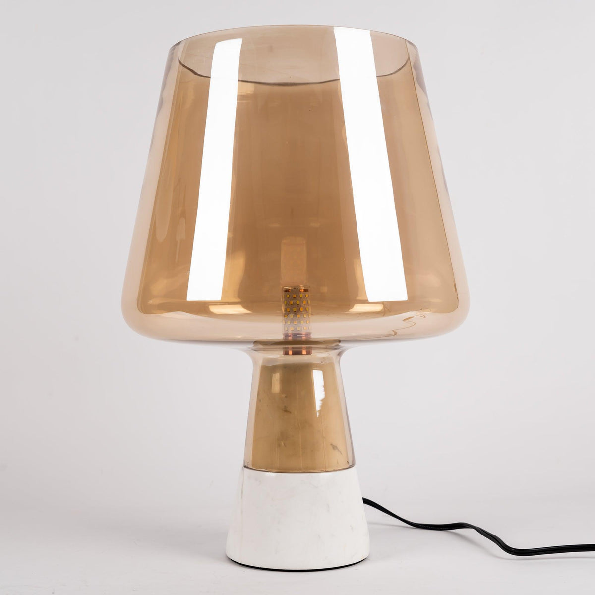 Elairella minimalistische tafellamp van cement