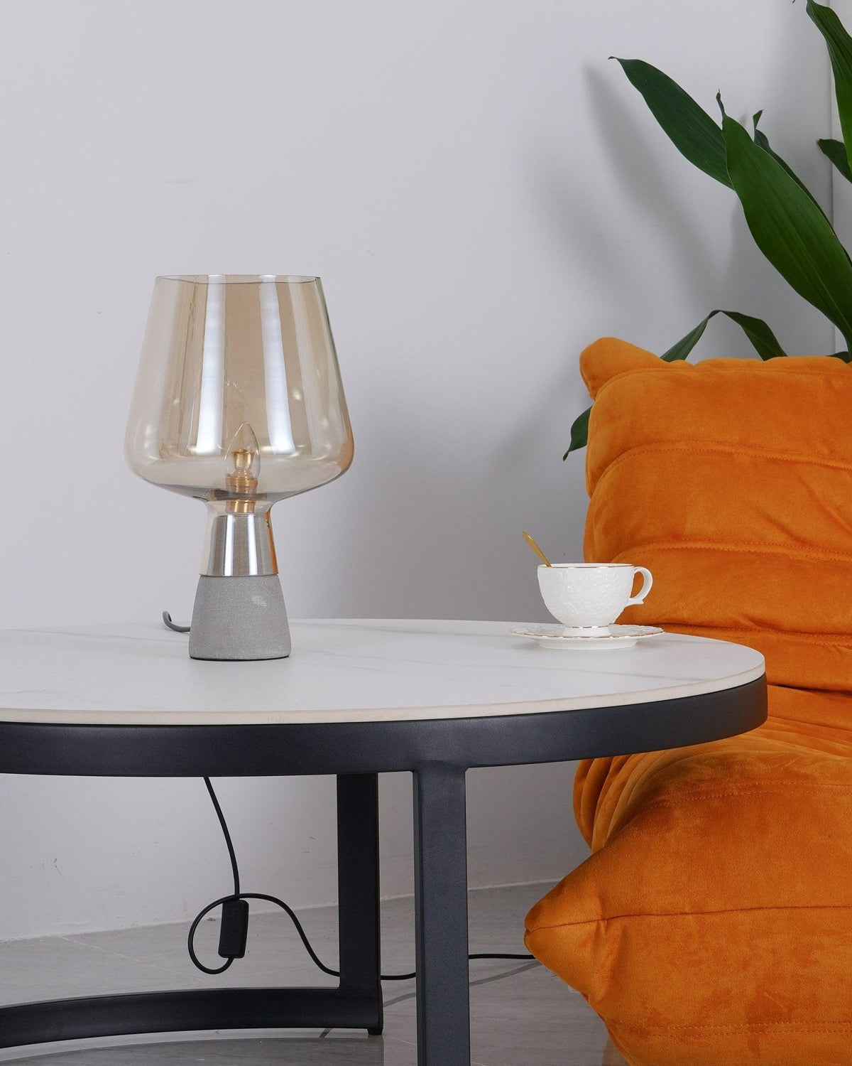 Elairella minimalistische tafellamp van cement