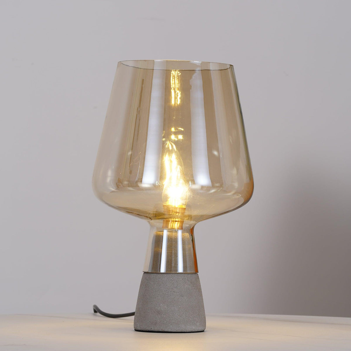 Elairella minimalistische tafellamp van cement