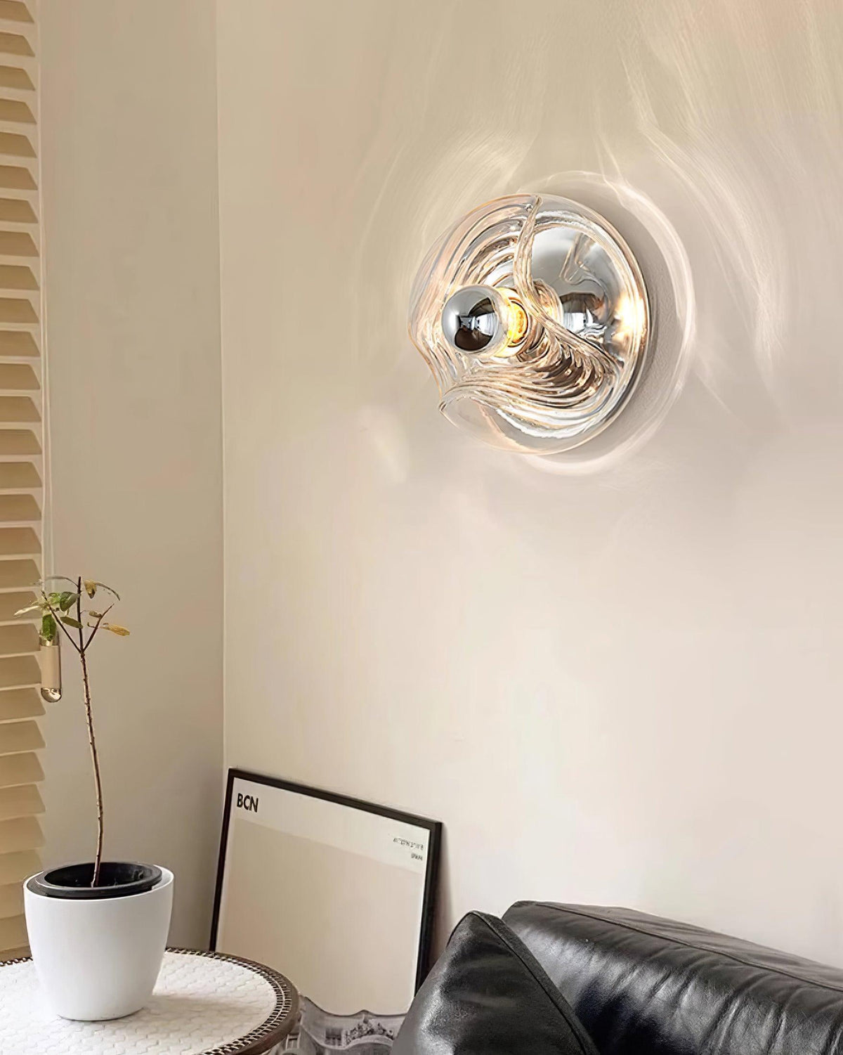 Moderne wandlamp met swirltextuur in helder amber rookgrijs