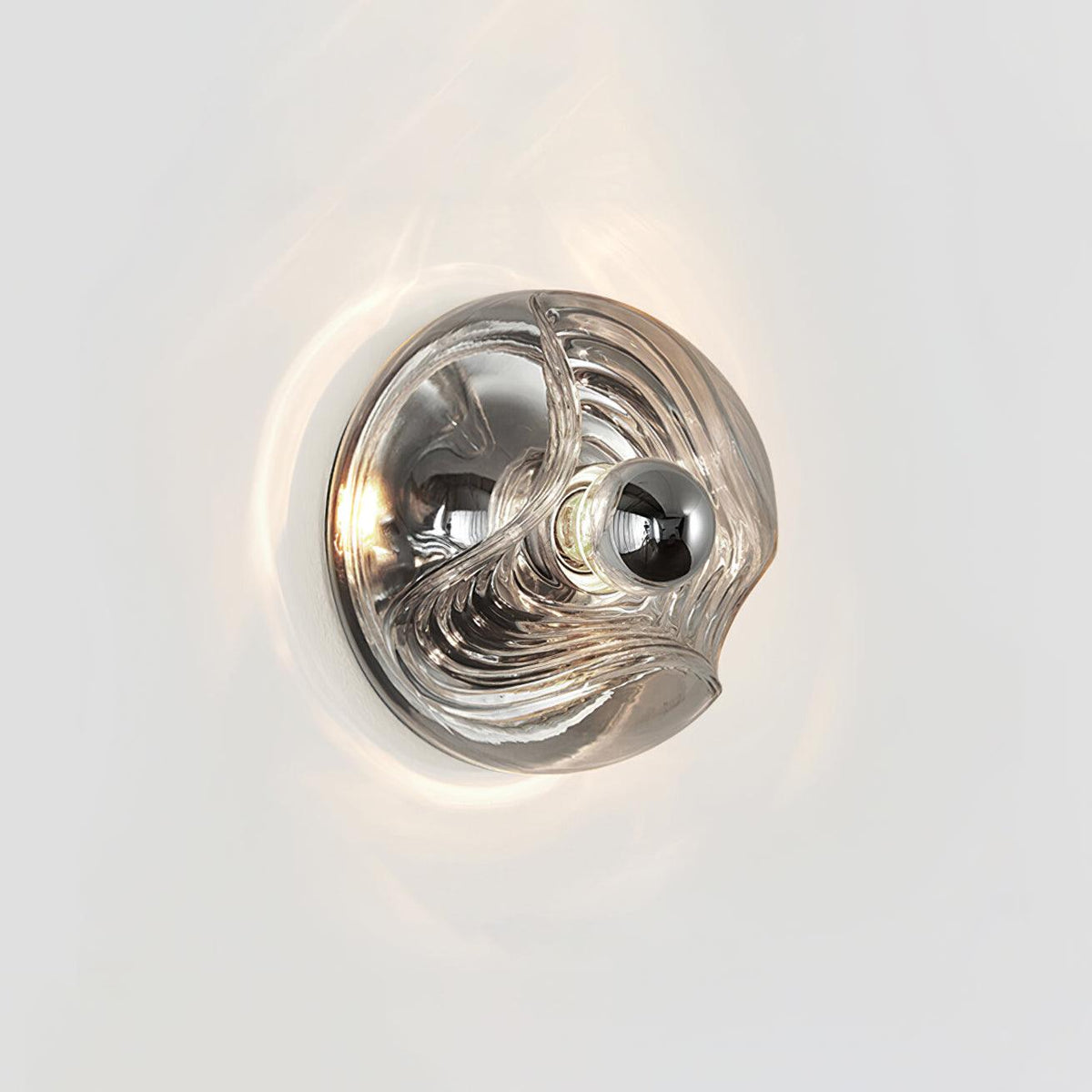 Moderne wandlamp met swirltextuur in helder amber rookgrijs