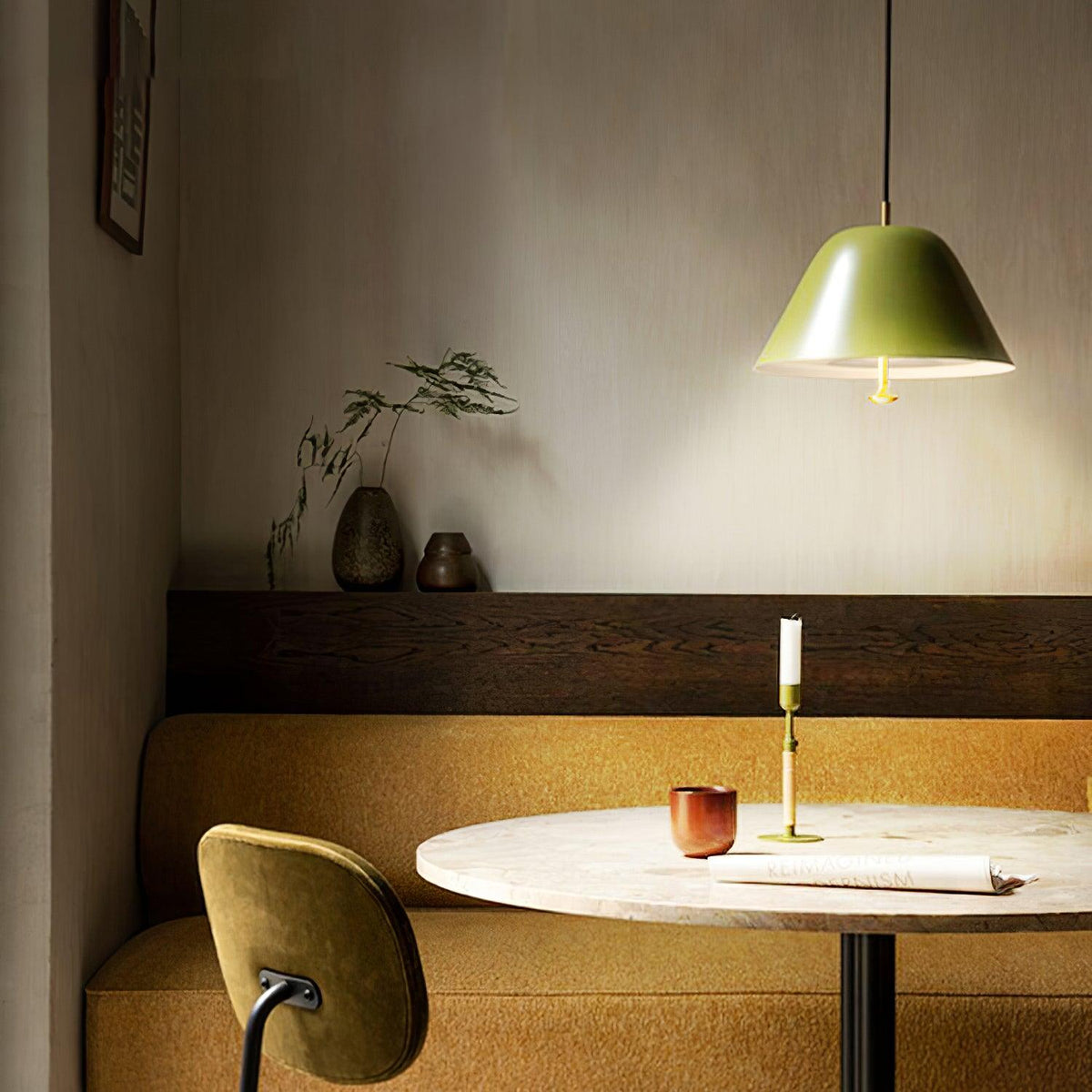 Moderne hanglamp met metalen kap in groen en wit minimalistisch