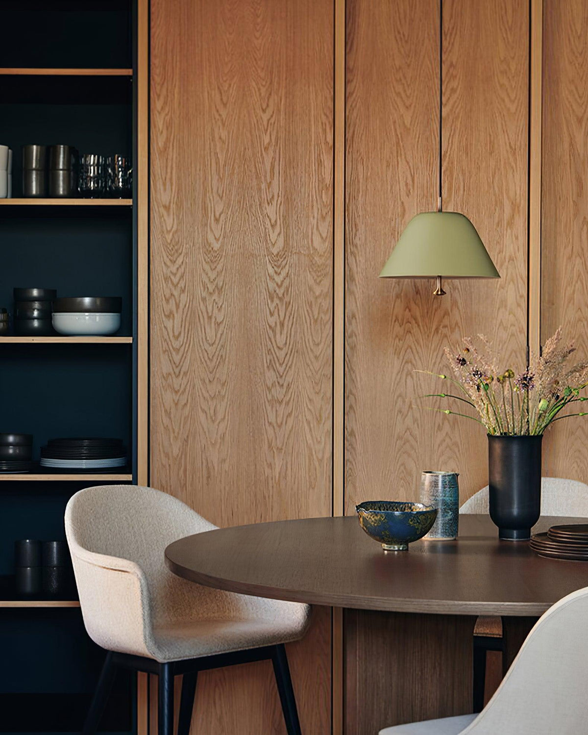 Moderne hanglamp met metalen kap in groen en wit minimalistisch