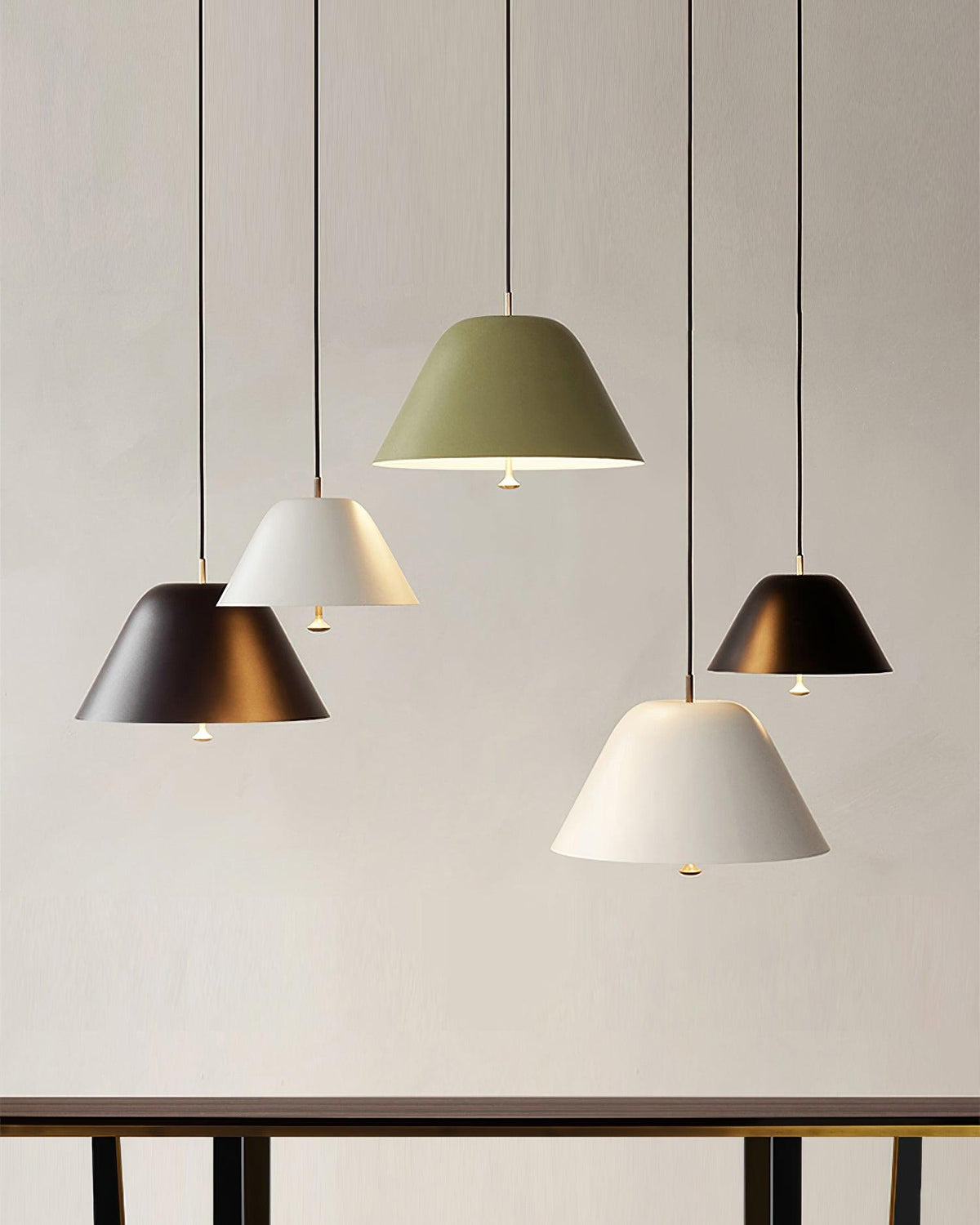 Moderne hanglamp met metalen kap in groen en wit minimalistisch