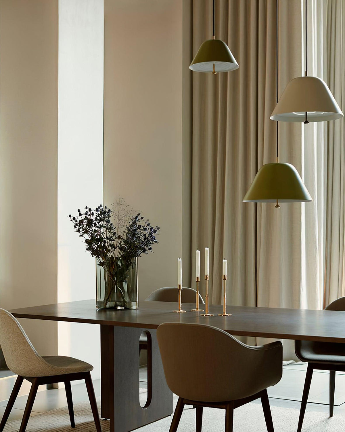 Moderne hanglamp met metalen kap in groen en wit minimalistisch