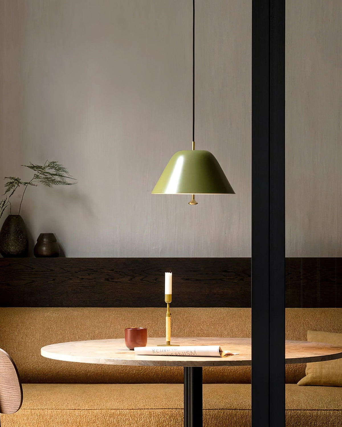 Moderne hanglamp met metalen kap in groen en wit minimalistisch
