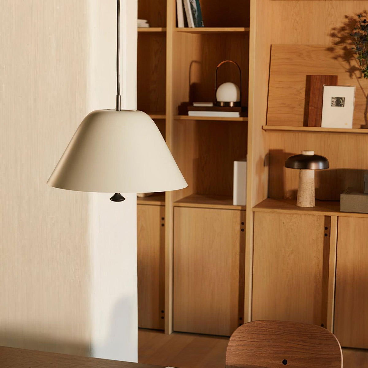 Moderne hanglamp met metalen kap in groen en wit minimalistisch