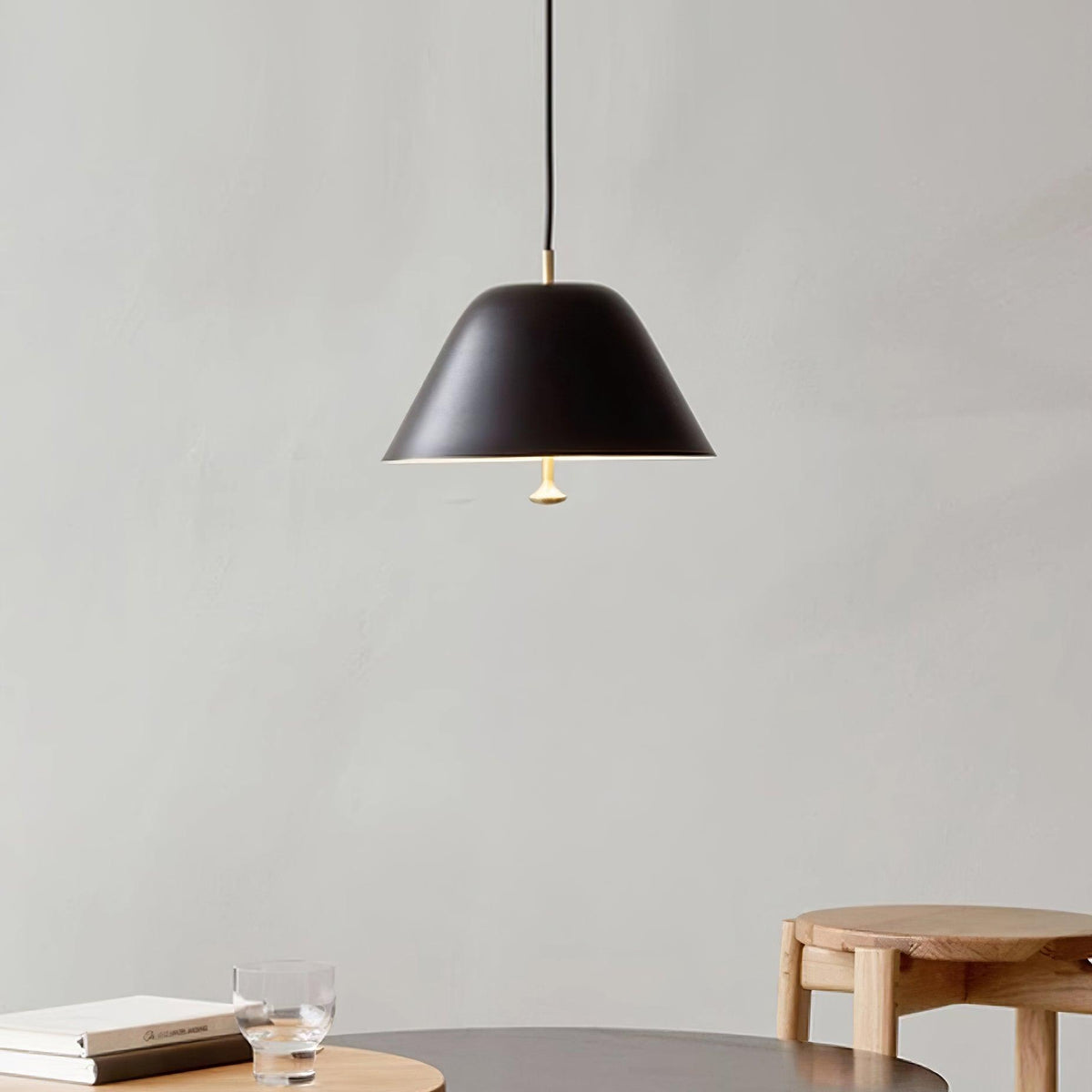 Moderne hanglamp met metalen kap in groen en wit minimalistisch