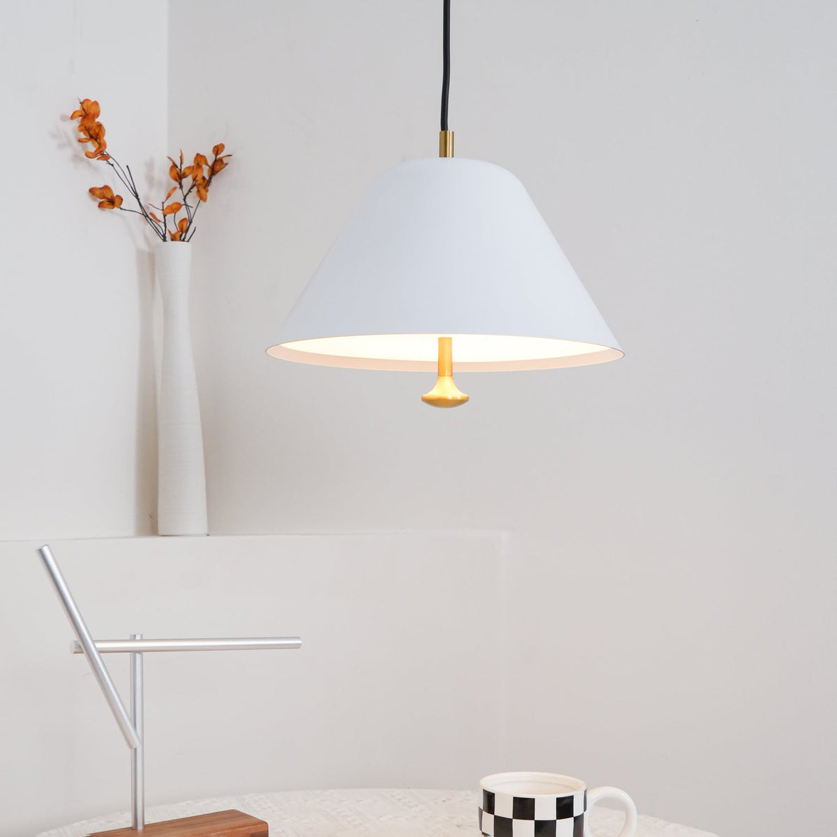 Moderne hanglamp met metalen kap in groen en wit minimalistisch