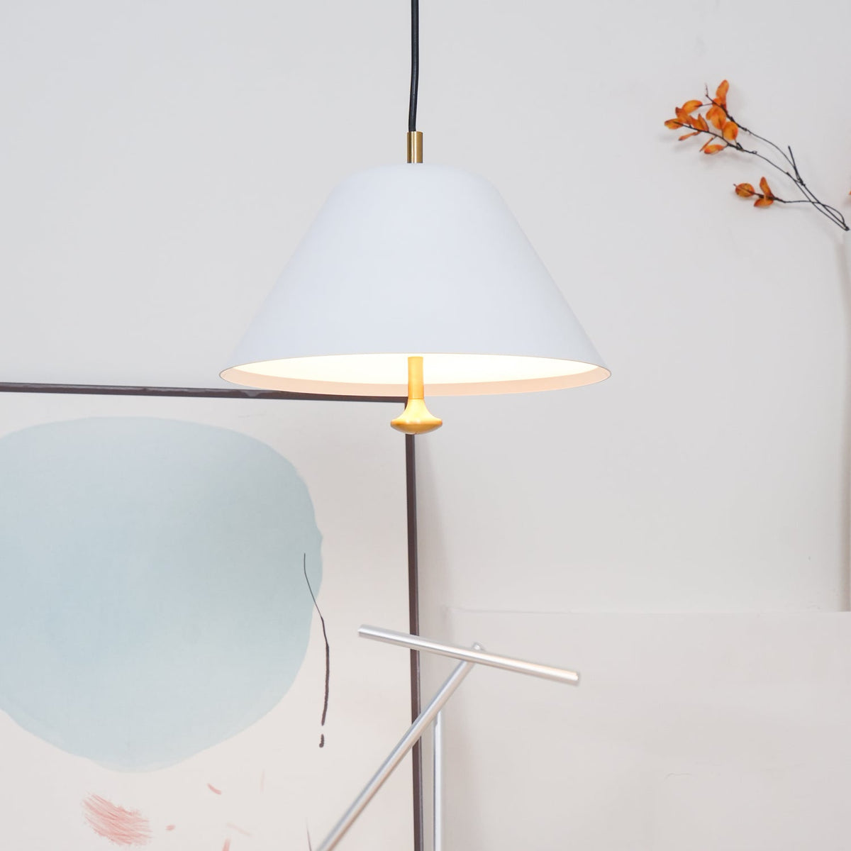 Moderne hanglamp met metalen kap in groen en wit minimalistisch
