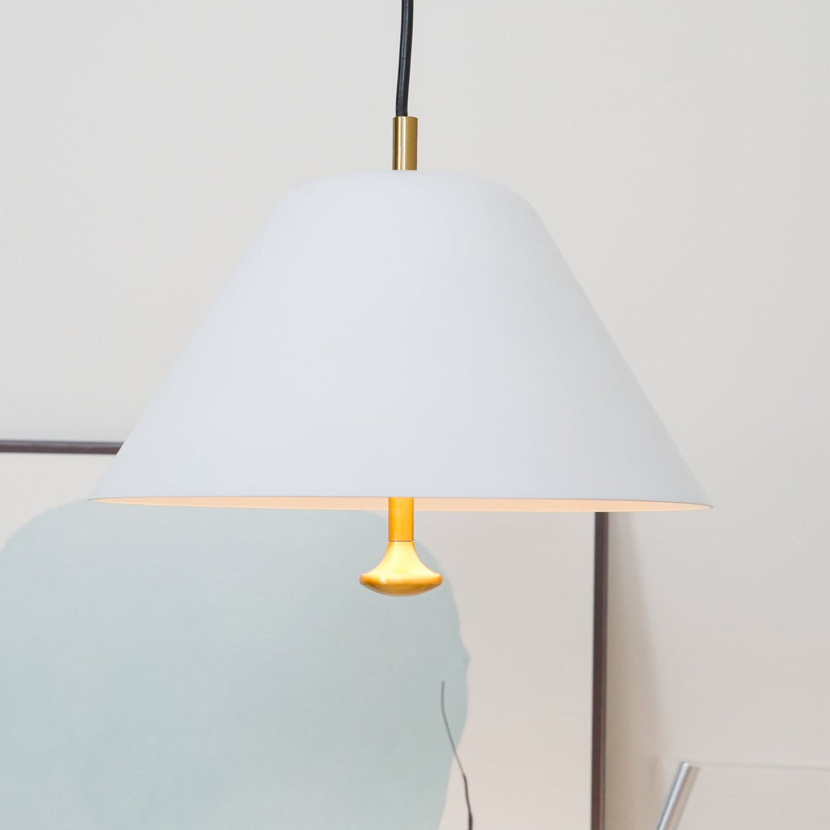 Moderne hanglamp met metalen kap in groen en wit minimalistisch
