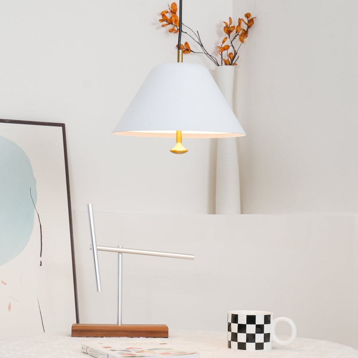 Moderne hanglamp met metalen kap in groen en wit minimalistisch
