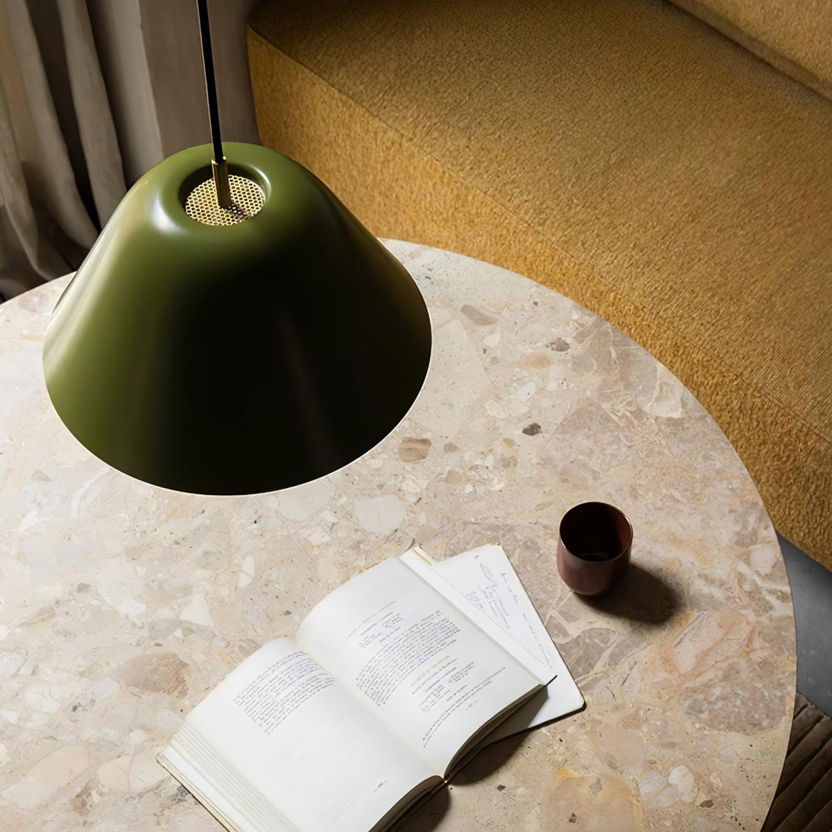 Evir hanglamp met glazen kap, messing afwerking, minimalistisch