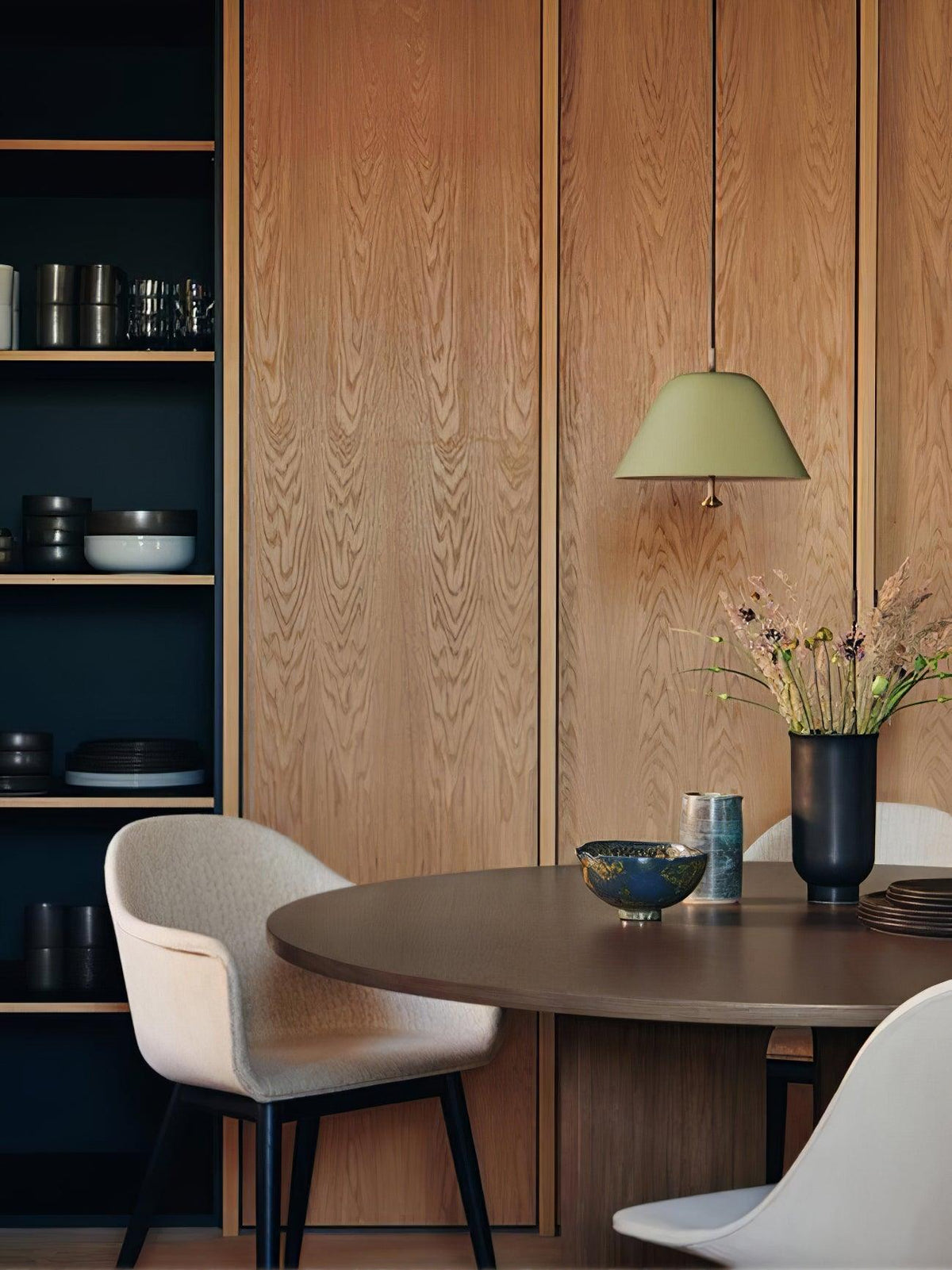 Evir hanglamp met glazen kap, messing afwerking, minimalistisch