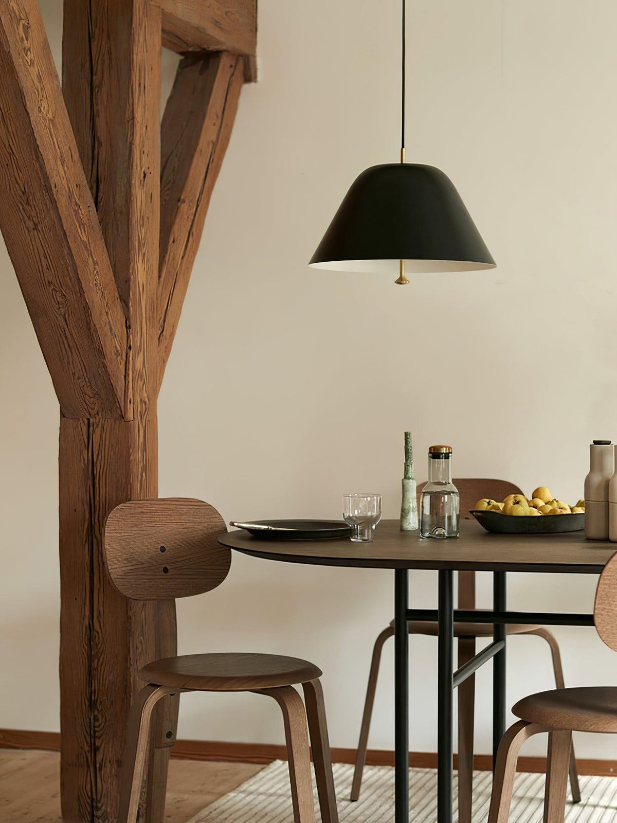 Evir hanglamp met glazen kap, messing afwerking, minimalistisch