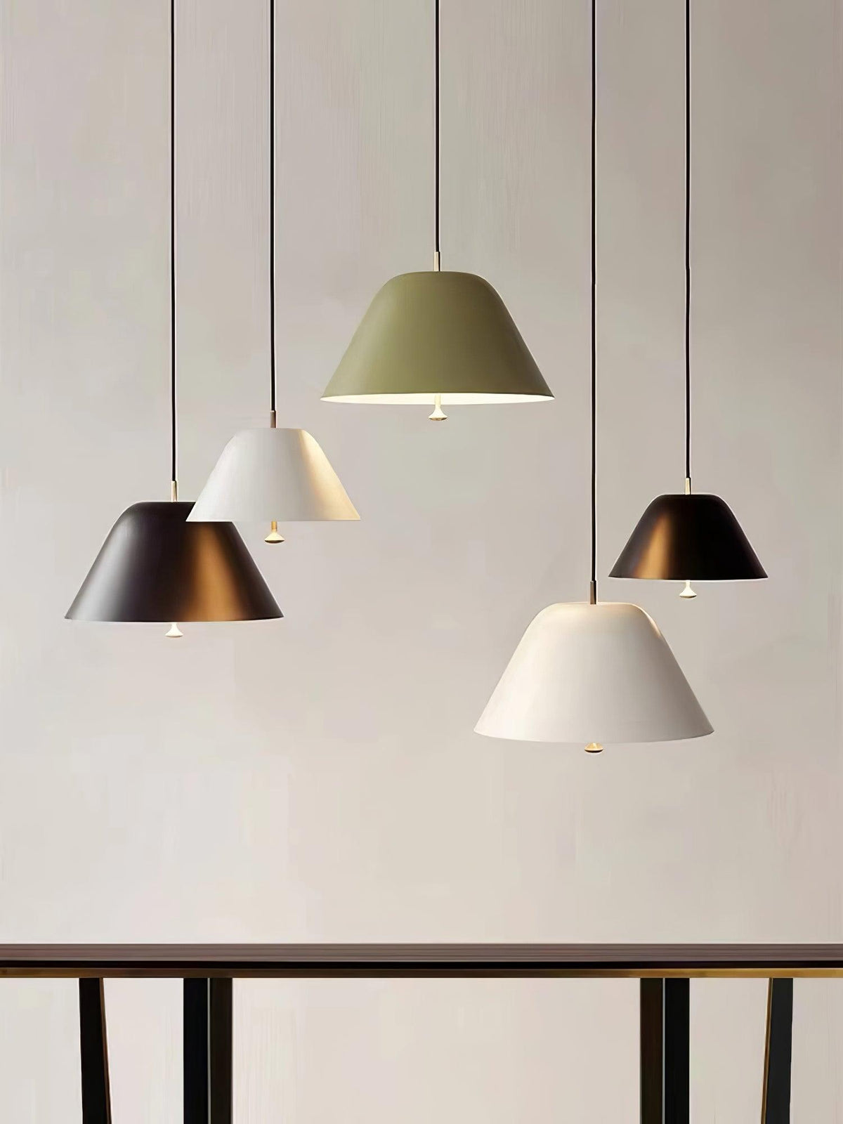 Evir hanglamp met glazen kap, messing afwerking, minimalistisch