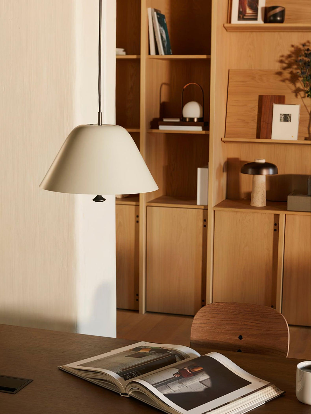 Evir hanglamp met glazen kap, messing afwerking, minimalistisch