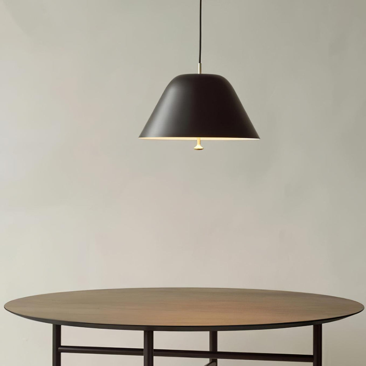 Evir hanglamp met glazen kap, messing afwerking, minimalistisch