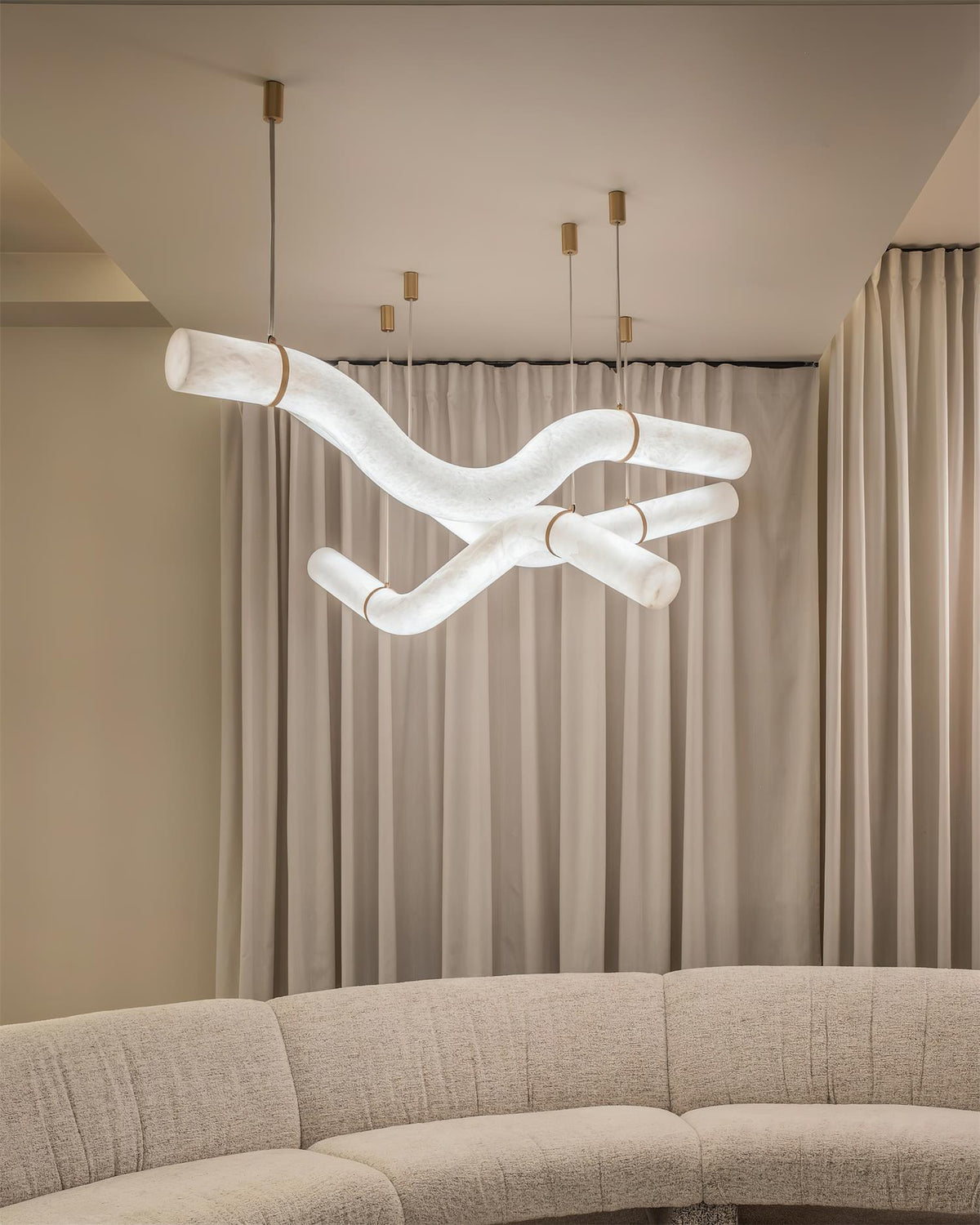 Liberty kroonluchter met gebogen albasten lint silhouet