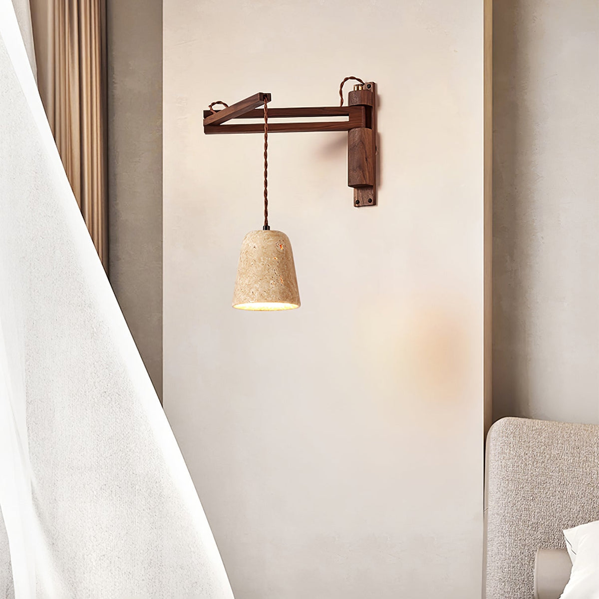 Arboren aanpasbare wandlamp met walnootkleurige draaibaar arm en geel travertin kap