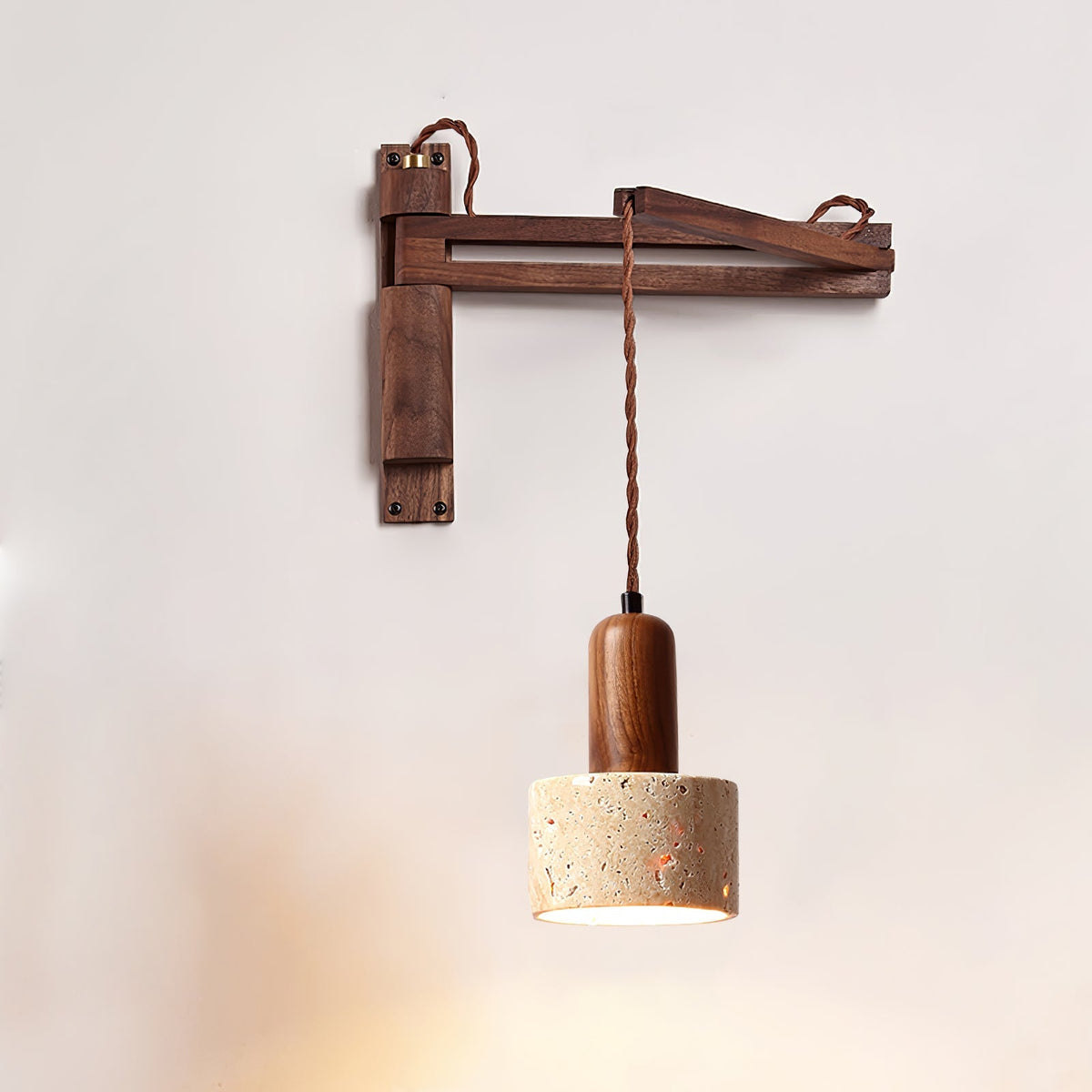 Arboren aanpasbare wandlamp met walnootkleurige draaibaar arm en geel travertin kap