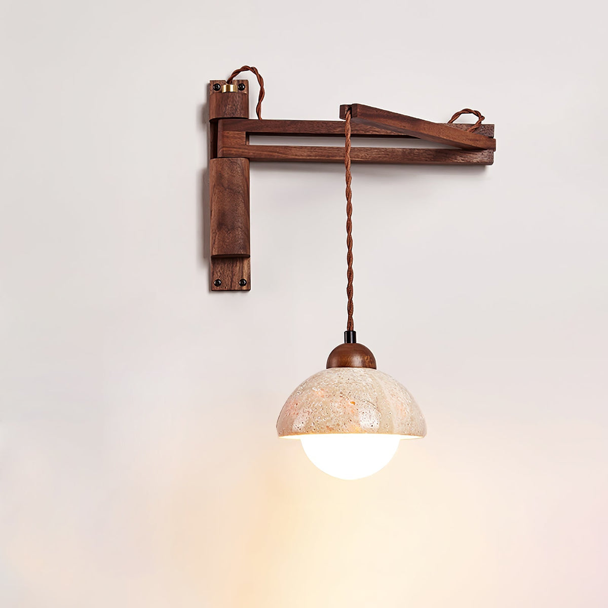 Arboren aanpasbare wandlamp met walnootkleurige draaibaar arm en geel travertin kap