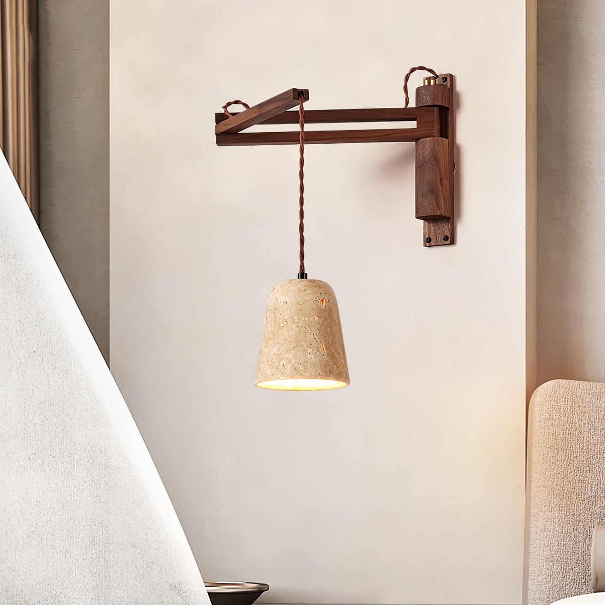 Arboren aanpasbare wandlamp met walnootkleurige draaibaar arm en geel travertin kap