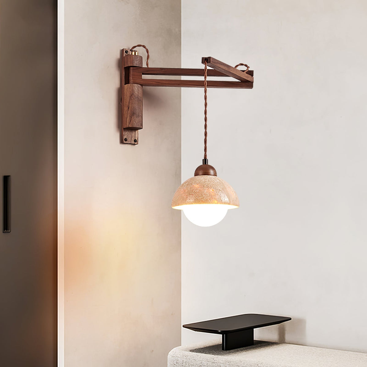 Arboren aanpasbare wandlamp met walnootkleurige draaibaar arm en geel travertin kap