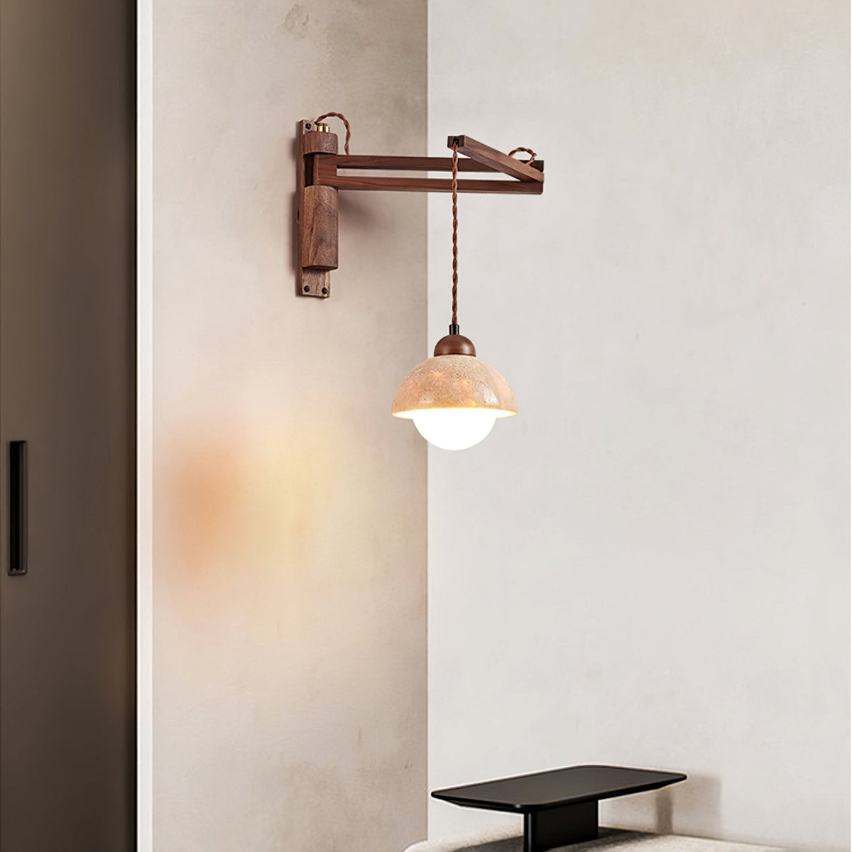 Arboren aanpasbare wandlamp met walnootkleurige draaibaar arm en geel travertin kap