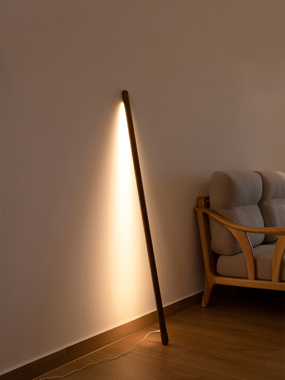 Echo Lineaire moderne vloerlamp van walnoothout