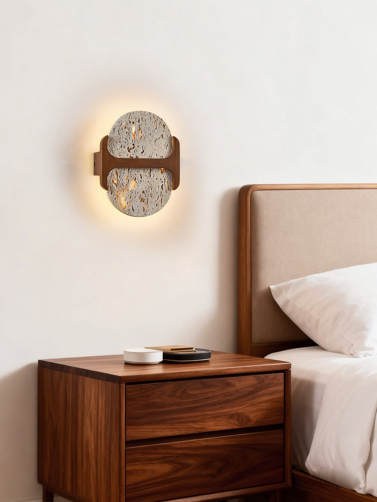 Seriaya wandlamp met geel travertin en walnoot