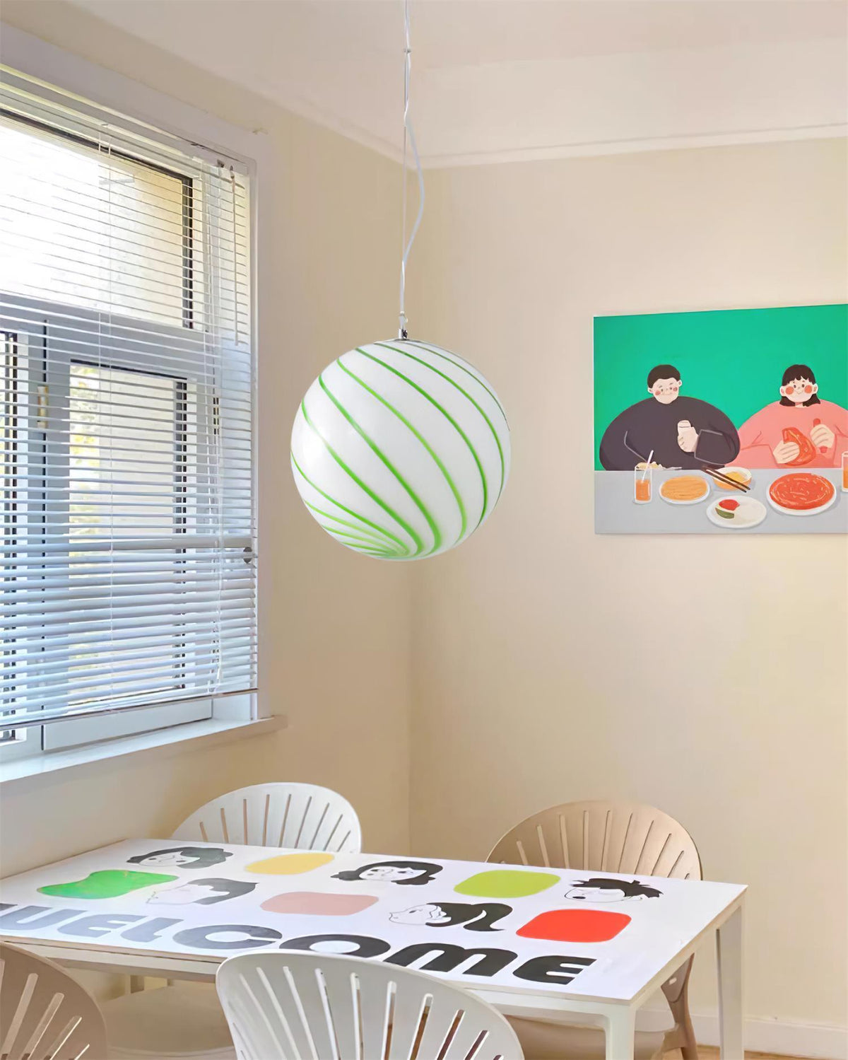 Kairo hanglamp met glazen bol en groene spiraalstrepen