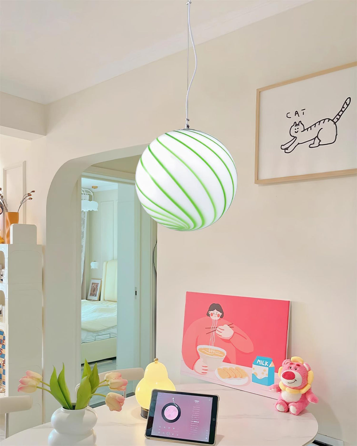Kairo hanglamp met glazen bol en groene spiraalstrepen