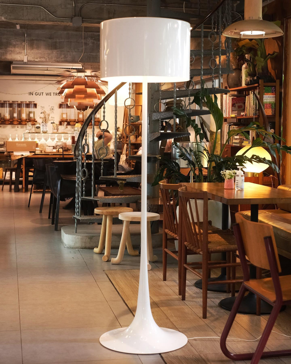 Riveette vloerlamp