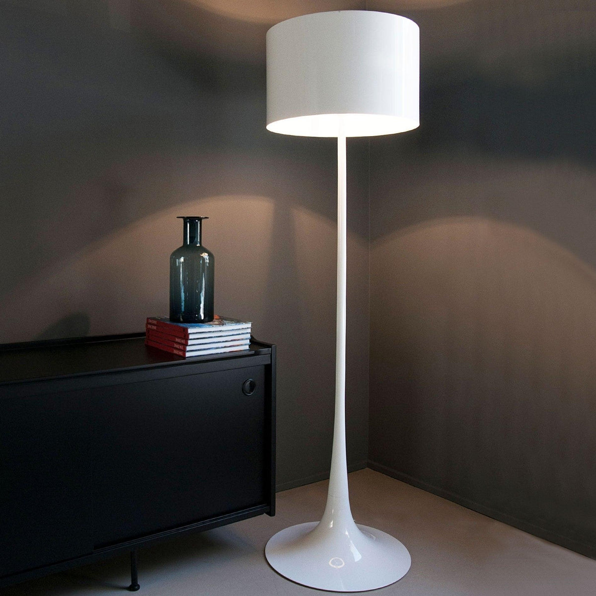Riveette vloerlamp