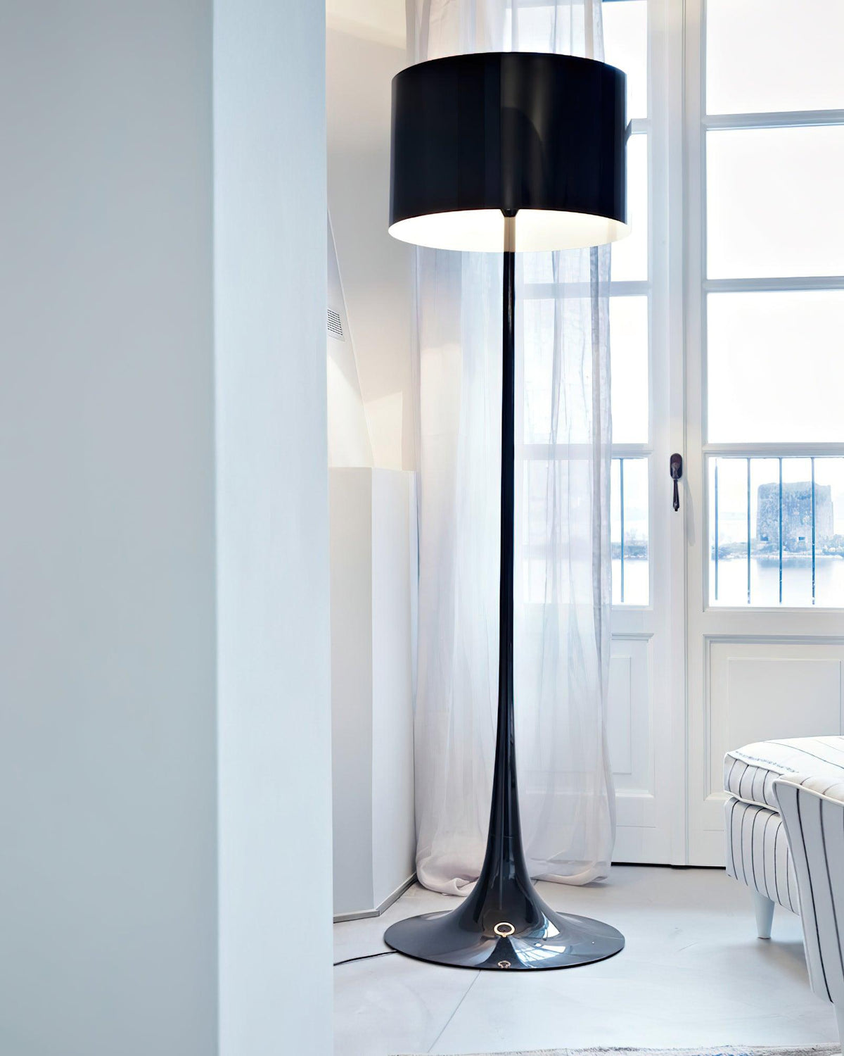 Riveette vloerlamp