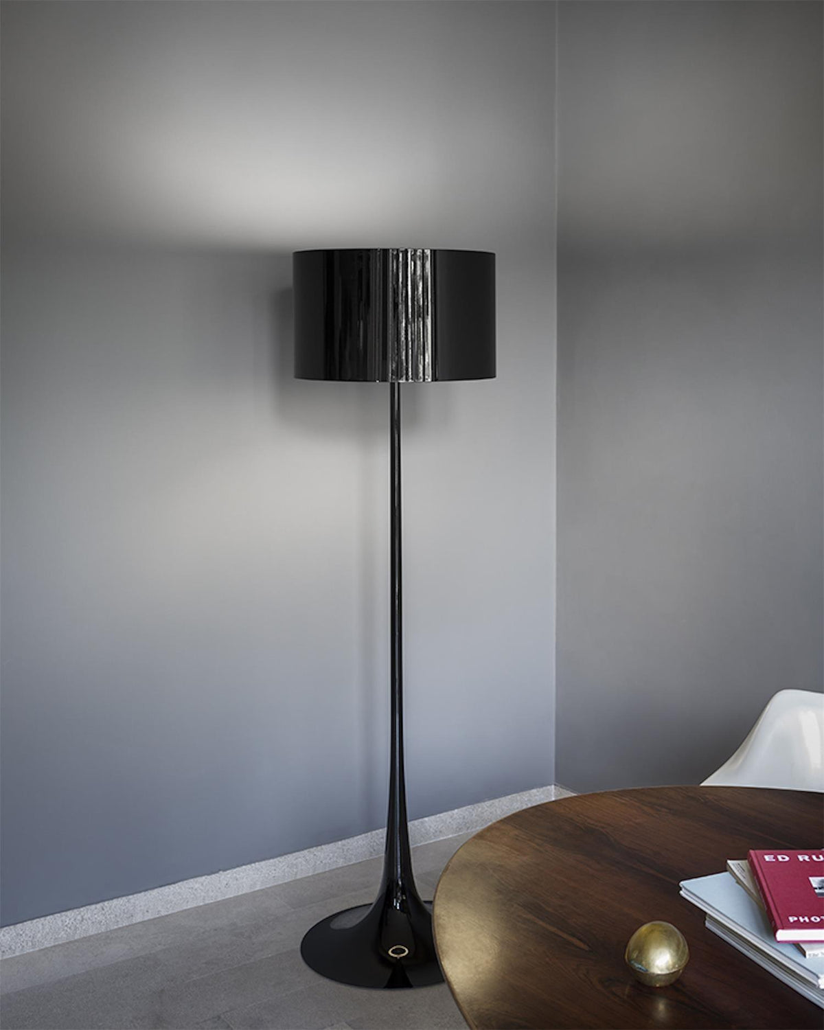 Riveette vloerlamp