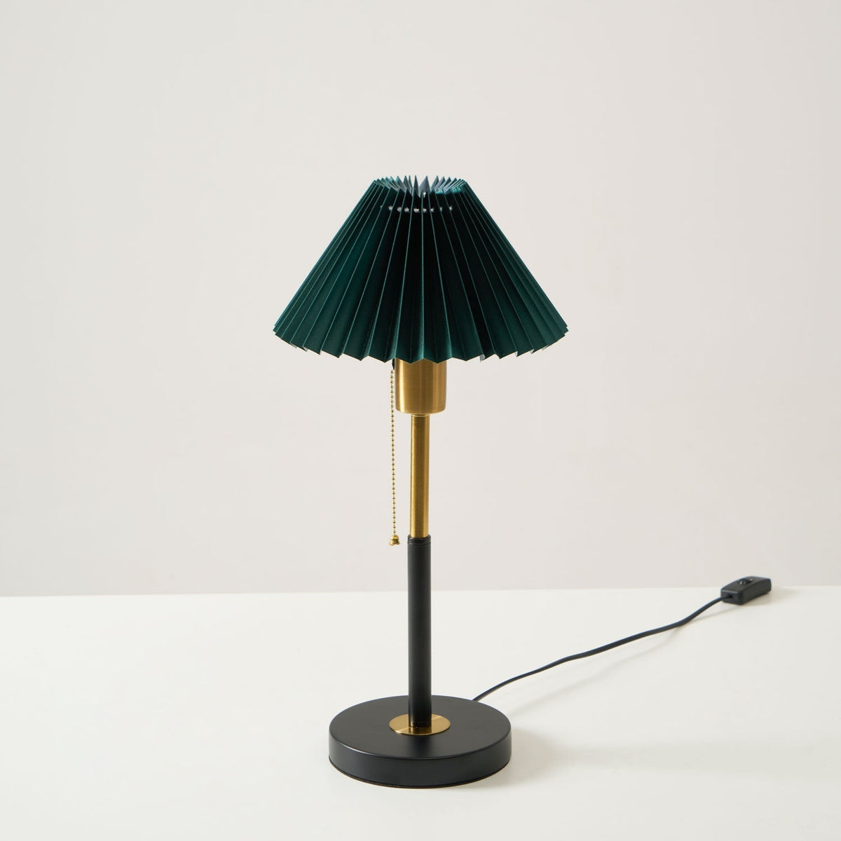 Mevzo Minimalistische tafellamp van keramiek