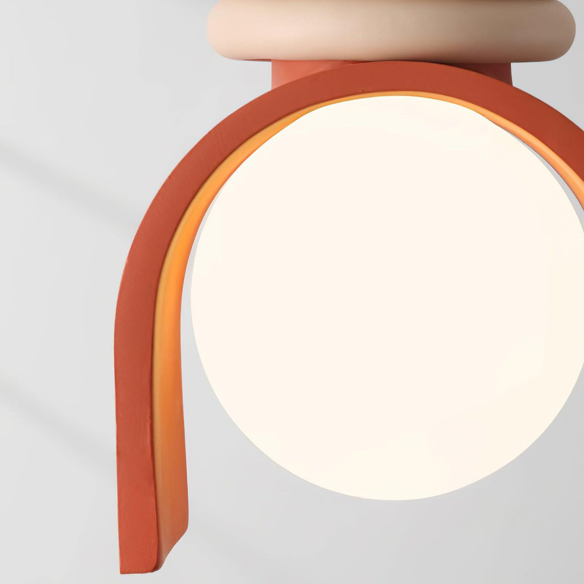 Hanglamp met glazen bol voor een artistieke sfeer in de eetkamer